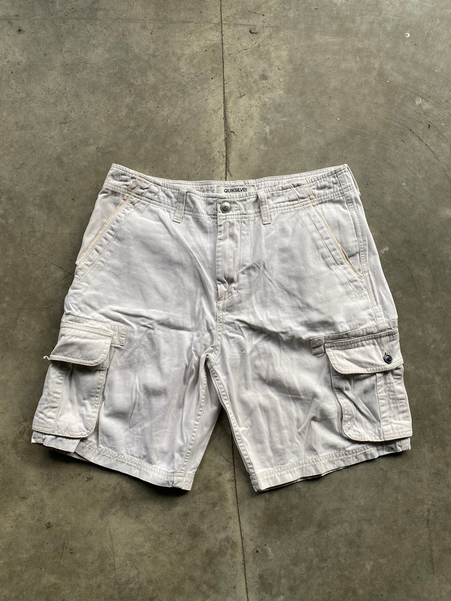 QUIKSILVER BEIGE CARGO SHORTS / 32