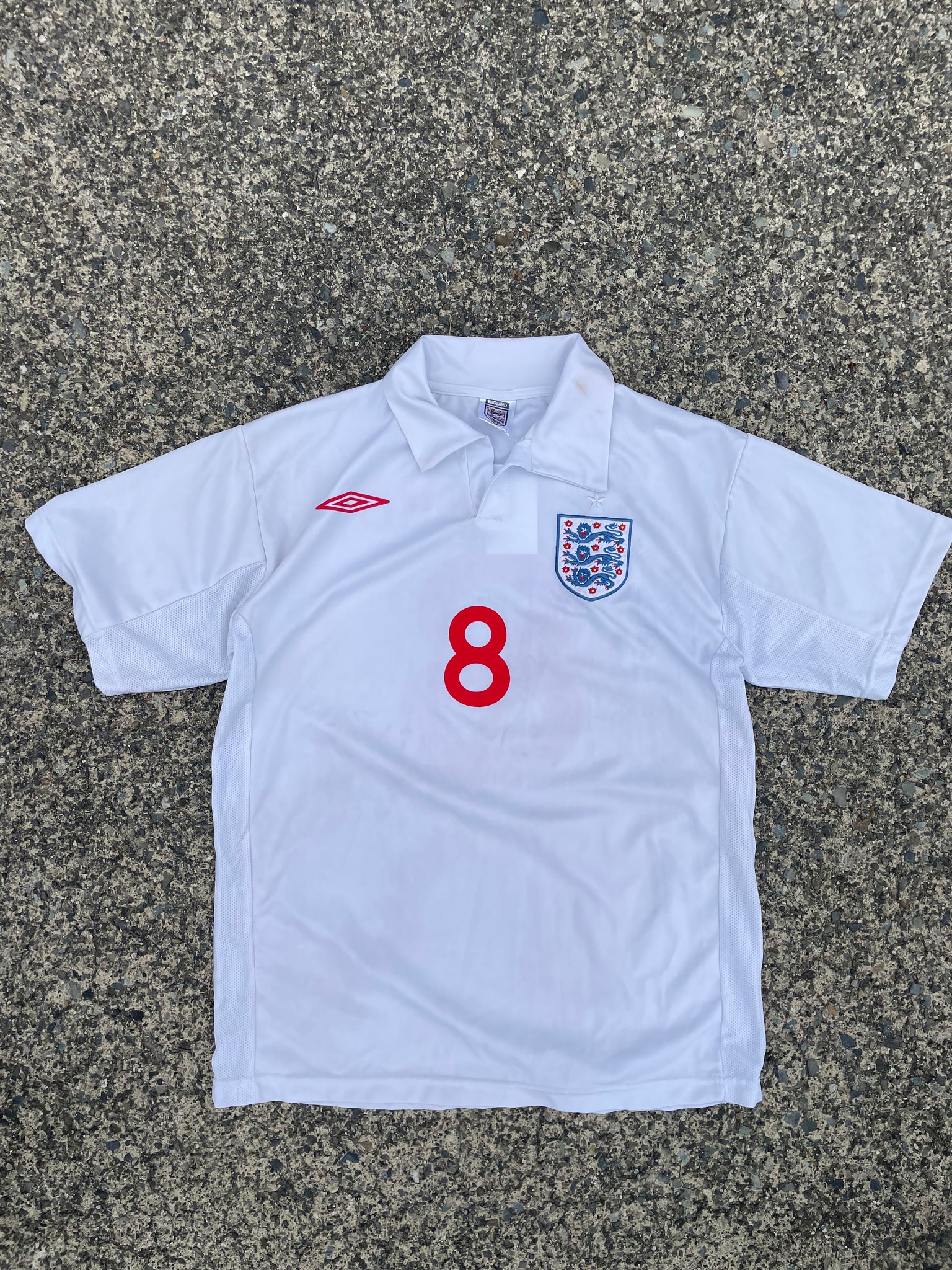 UMBRO ENGLAND SOCCER JERSEY / LARGE