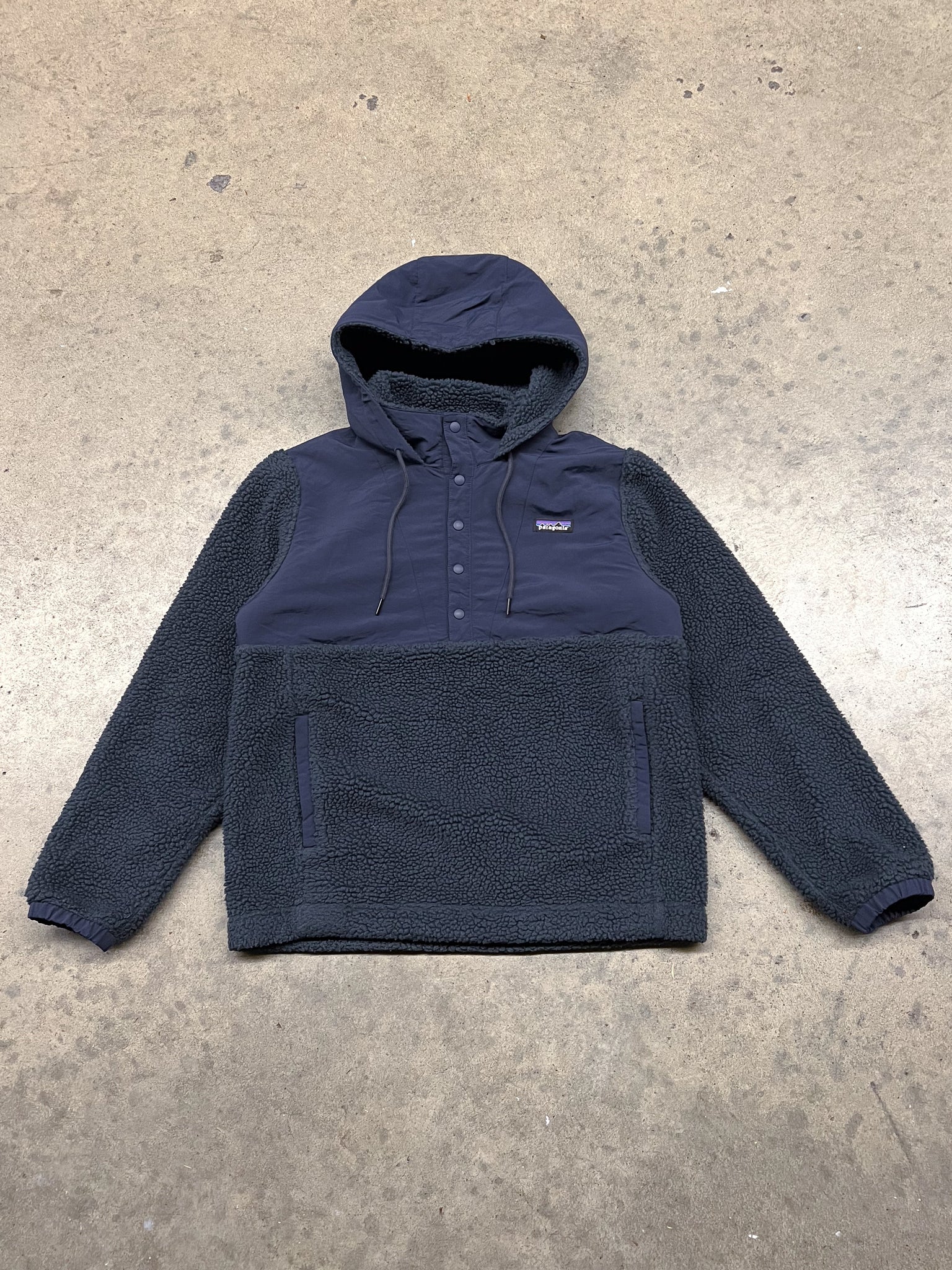 Patagonia hooded fleece sweater / small