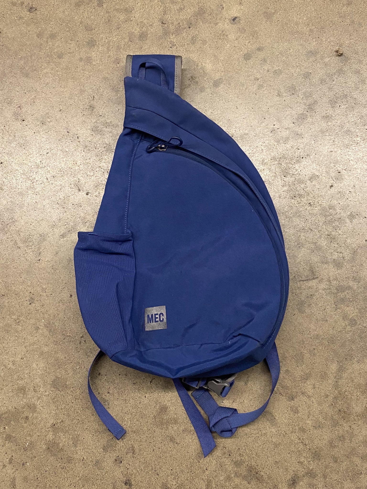 MEC MOUNTAIN SLING BAG