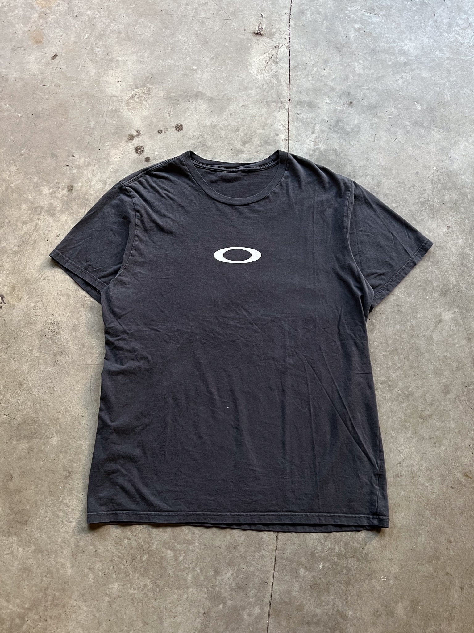 OAKLEY CENTER LOGO TEE / LARGE