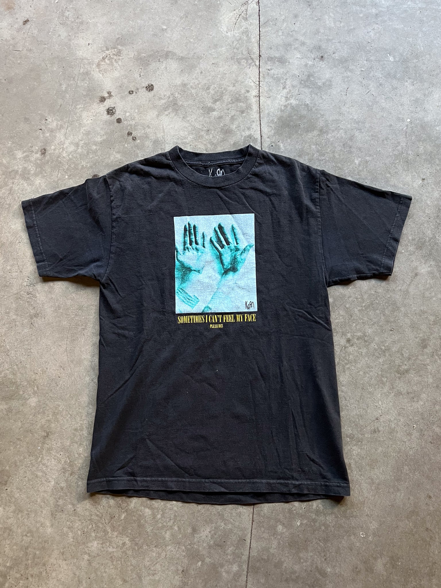 PLEASURES X KORN TEE / MEDIUM