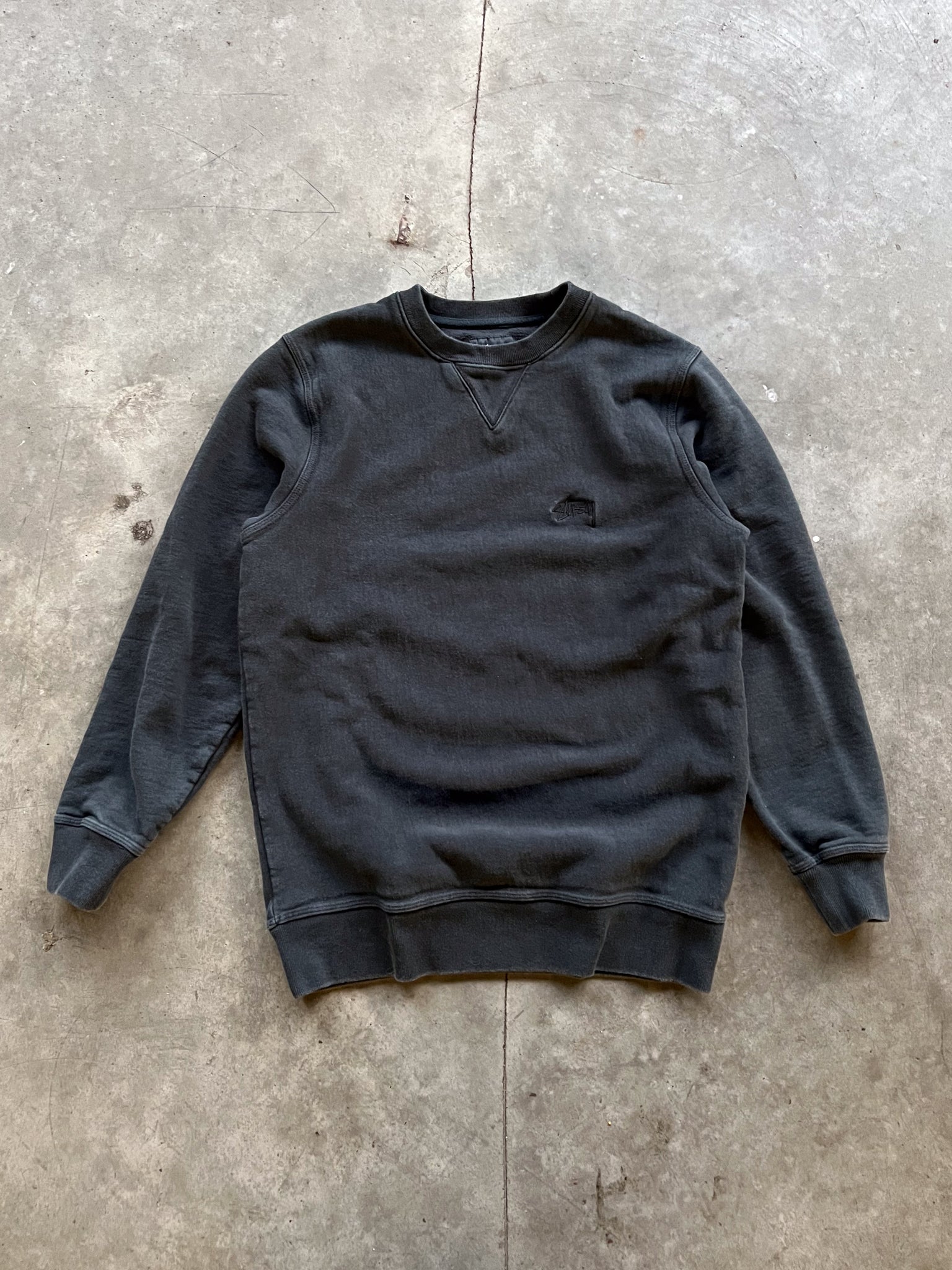 STUSSY BLACK EMBROIDERED SCRIPT CREWNECK / SMALL