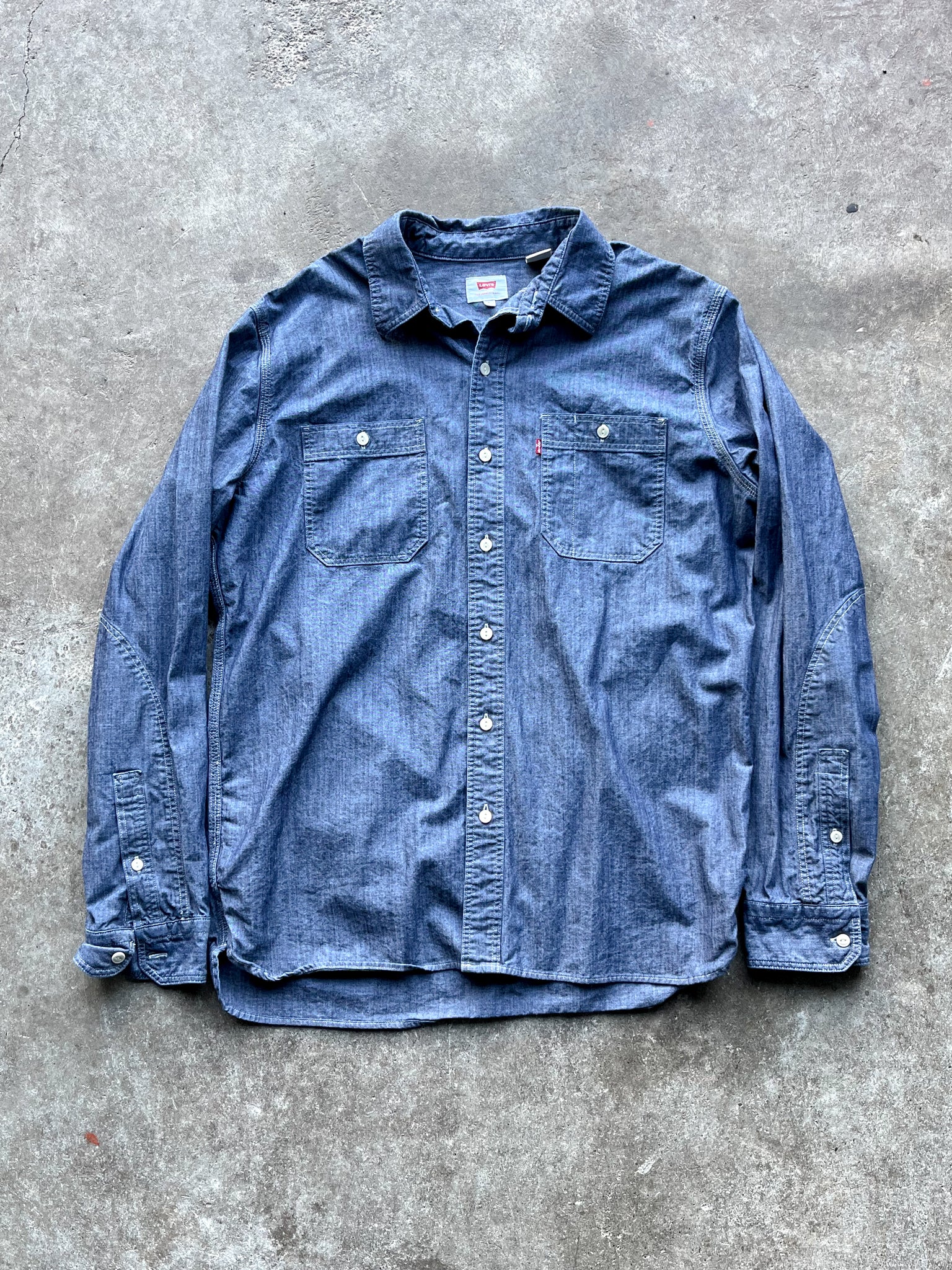 Levis Chambray Button up / LARGE