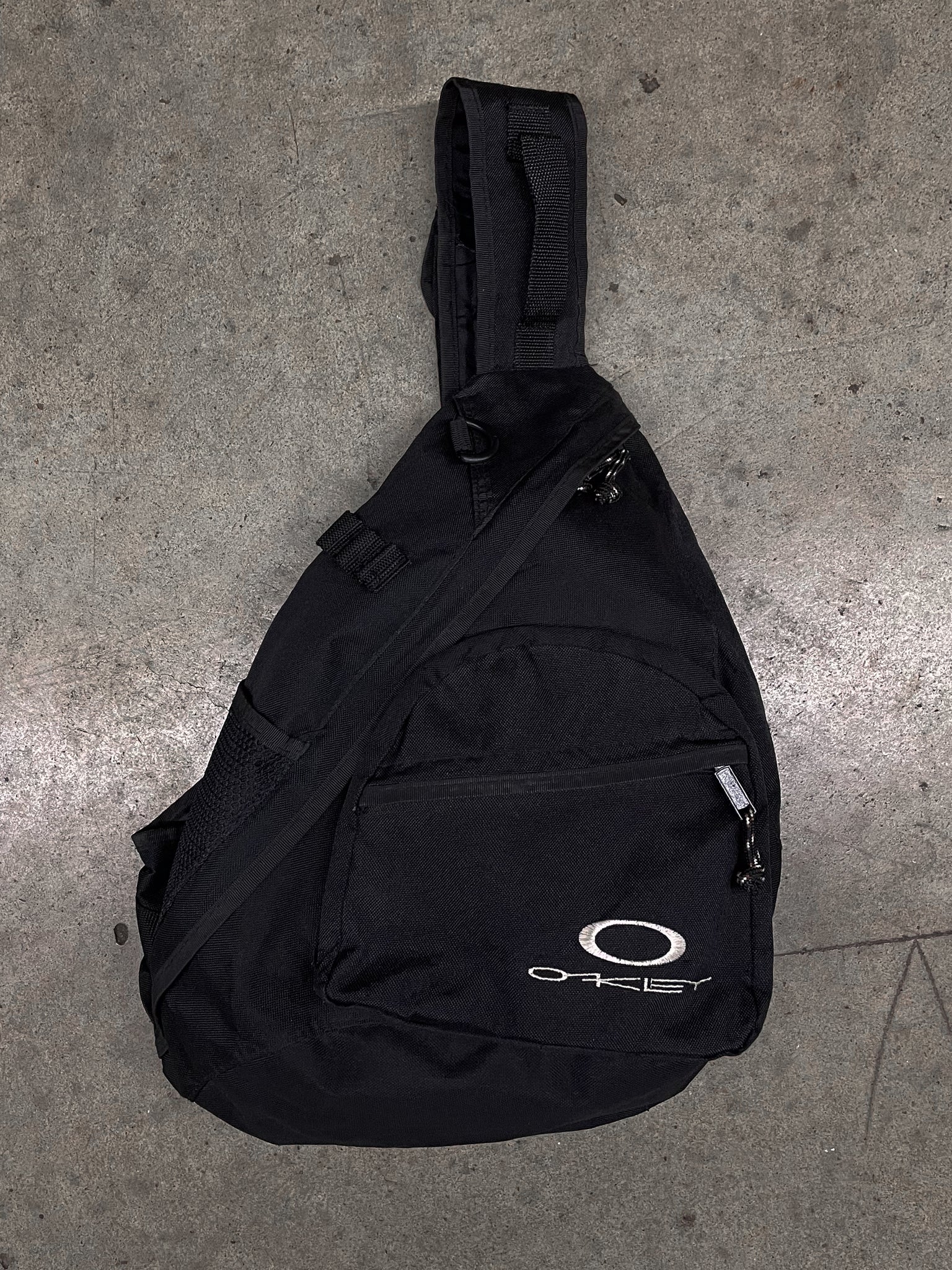 2000s Oakley sling bag / Black