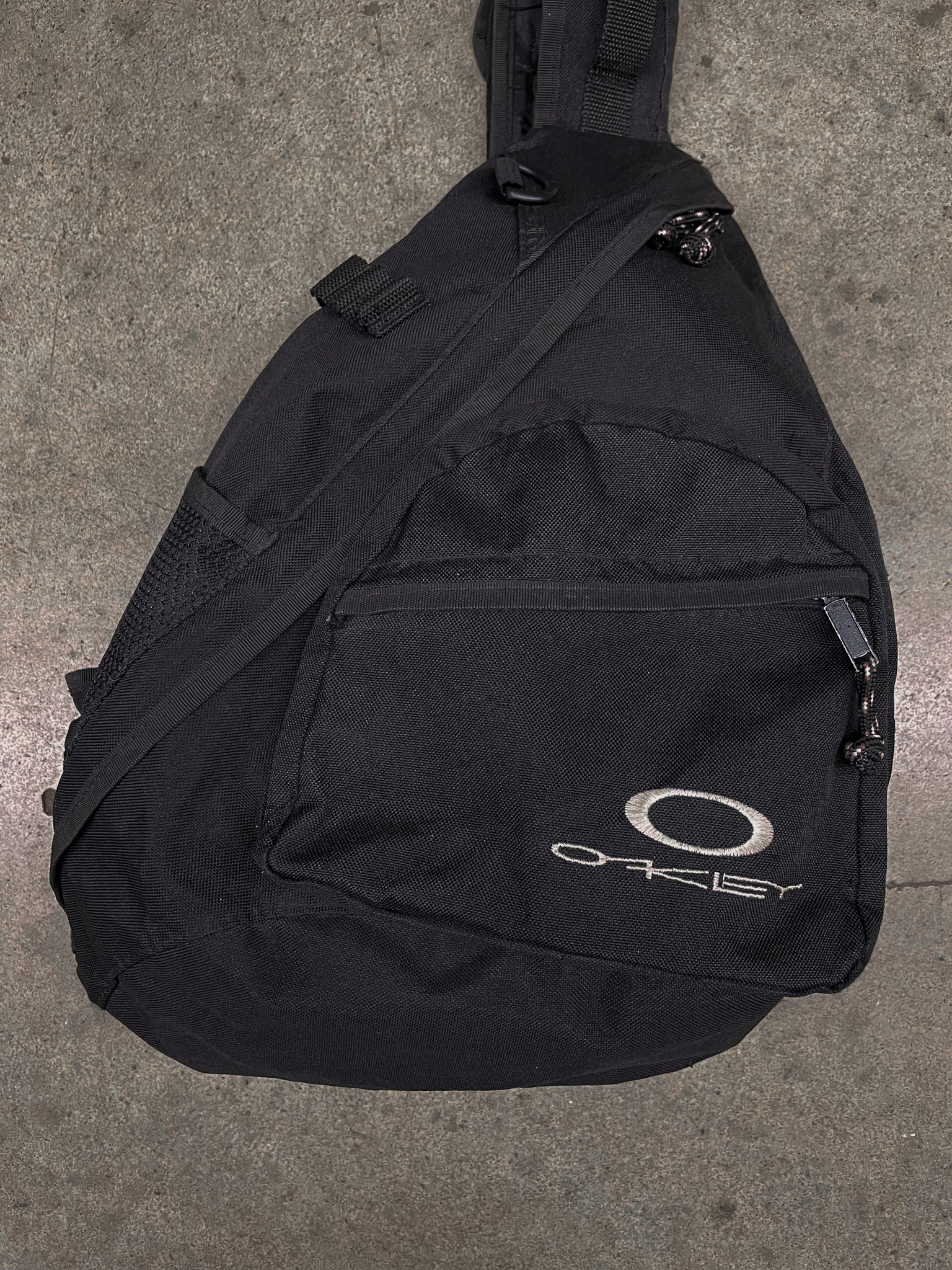 2000s Oakley sling bag / Black