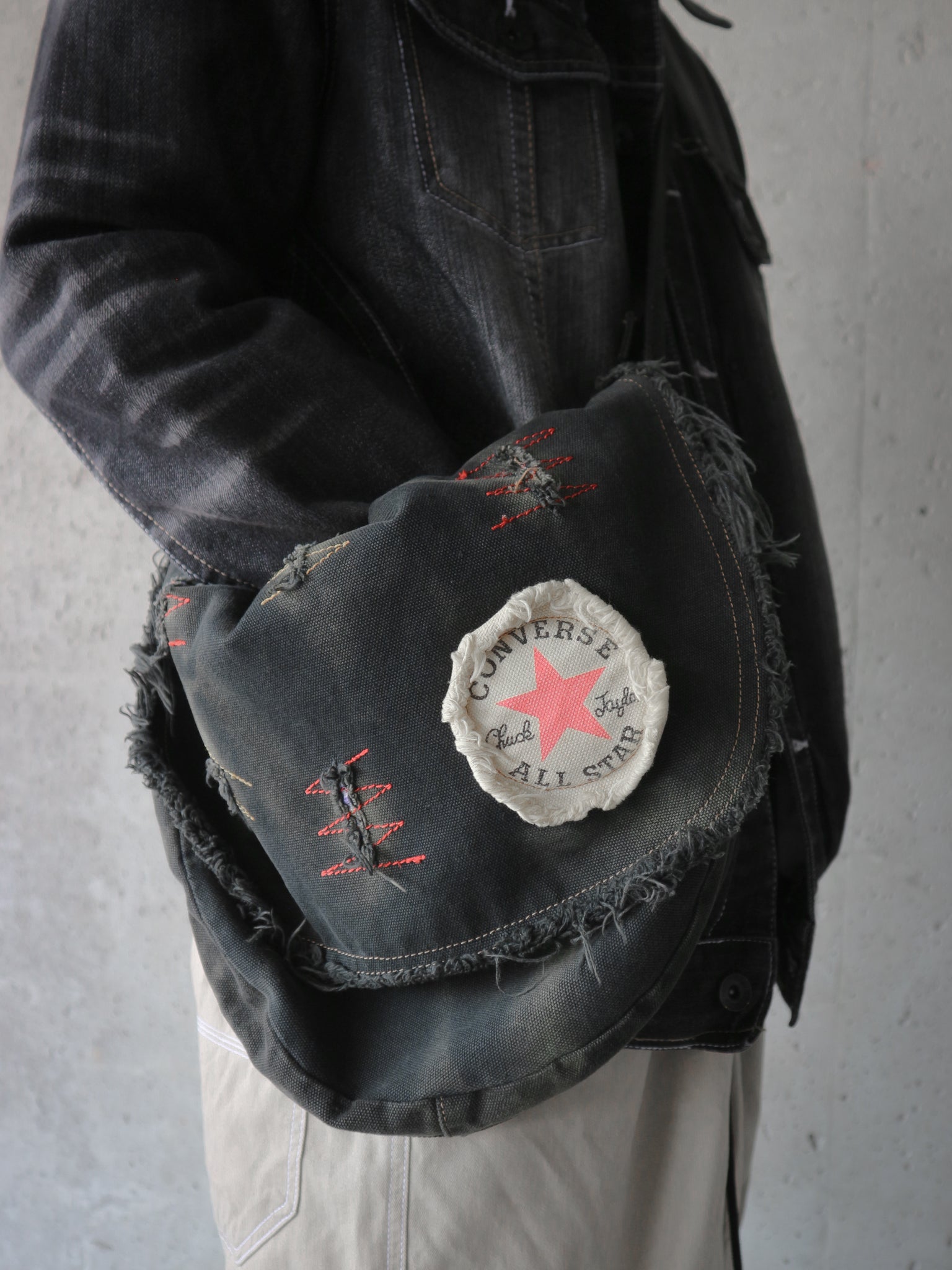 converse denim messenger bag / black