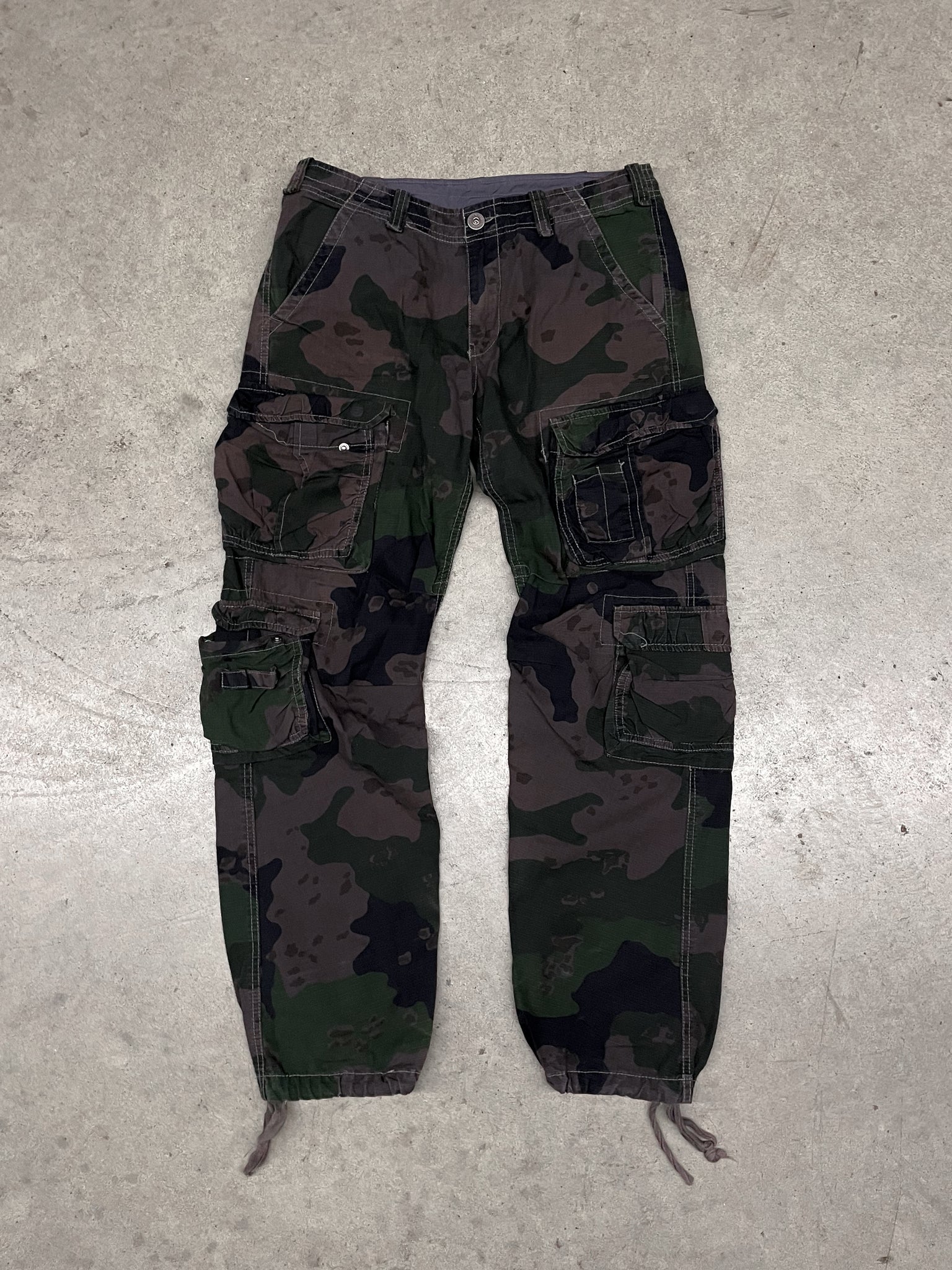 DARK CAMO CARGO PANTS / 34X31