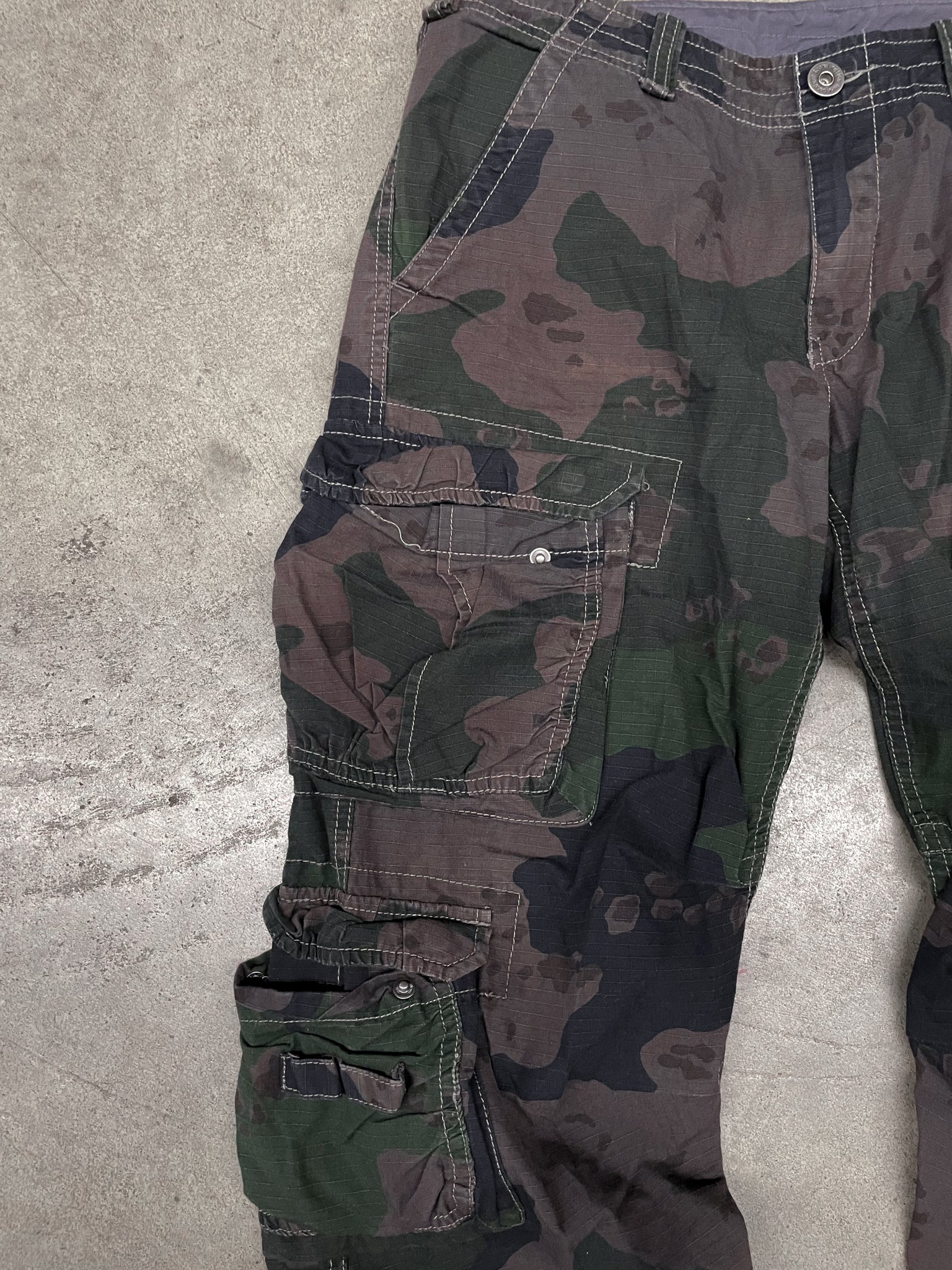 DARK CAMO CARGO PANTS / 34X31