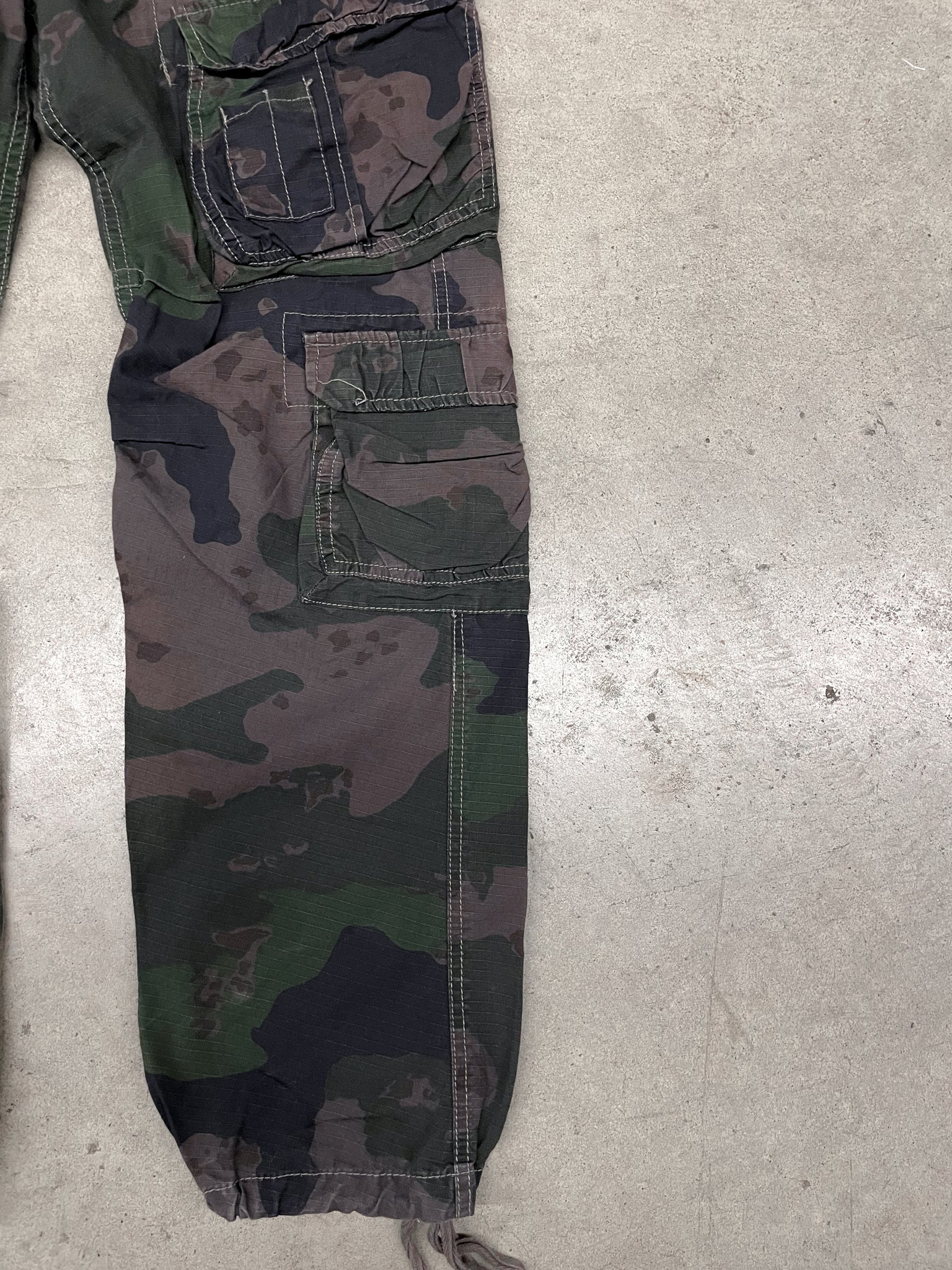 DARK CAMO CARGO PANTS / 34X31