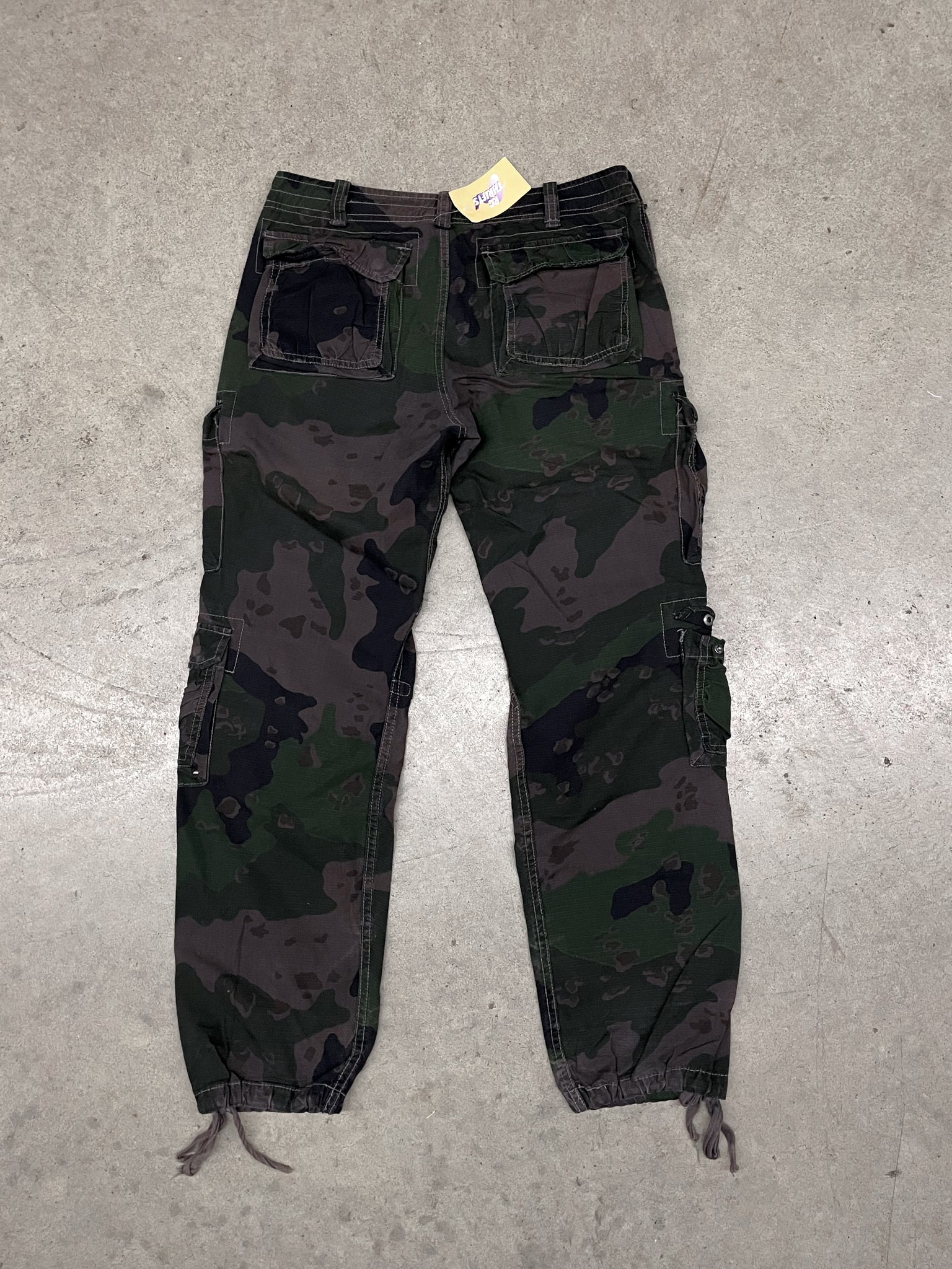 DARK CAMO CARGO PANTS / 34X31