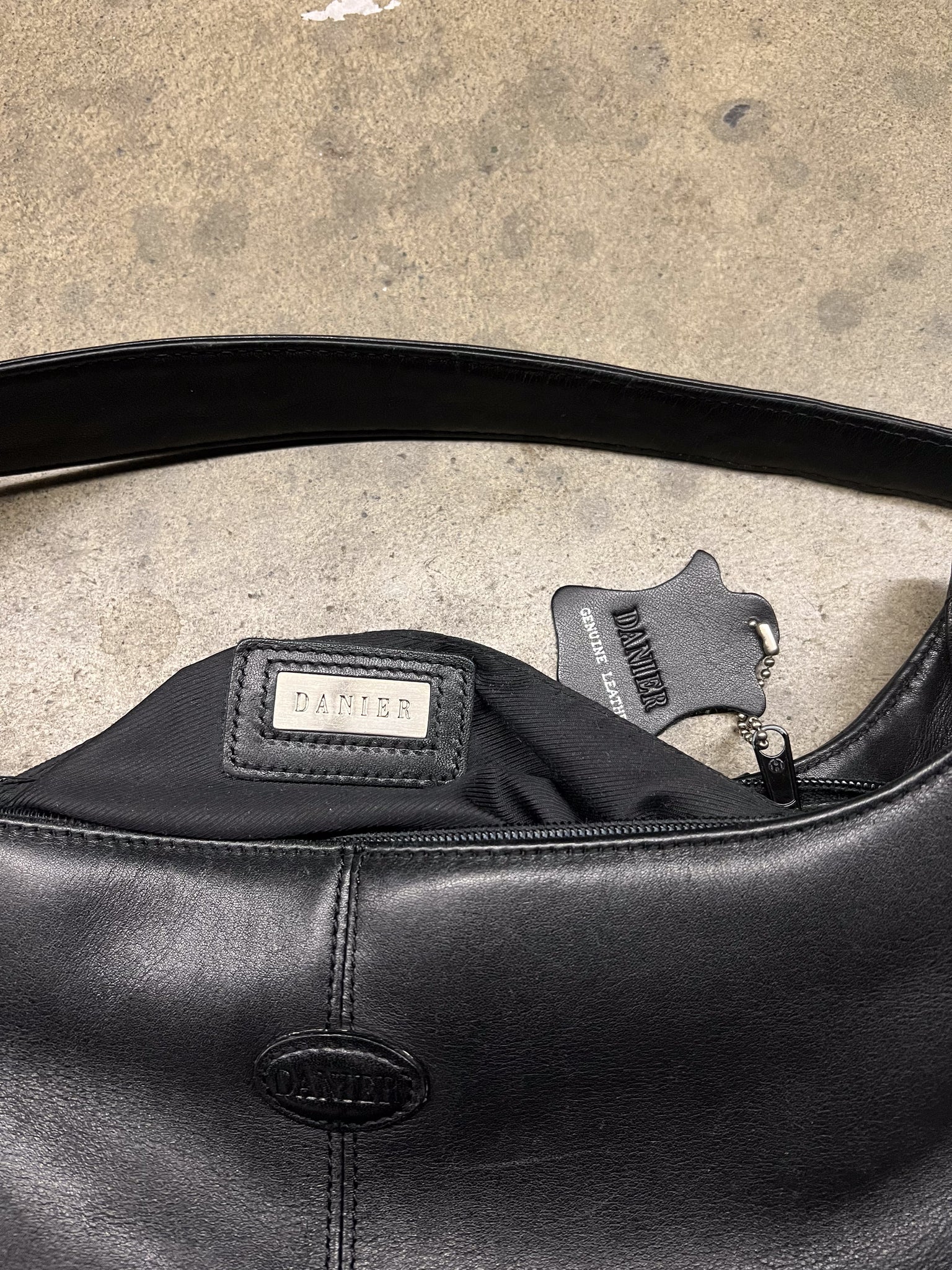 Danier leather shoulder bag / BLACK