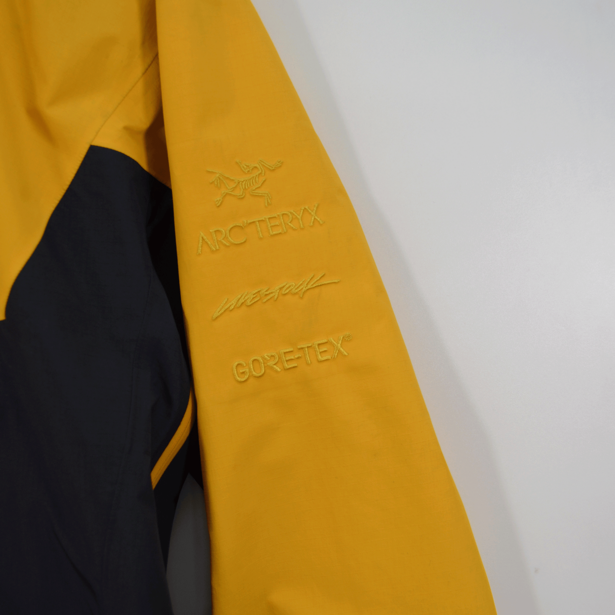 LIVESTOCK X ARCTERYX SMU - ALPHA SL ANORAK / MEDIUM