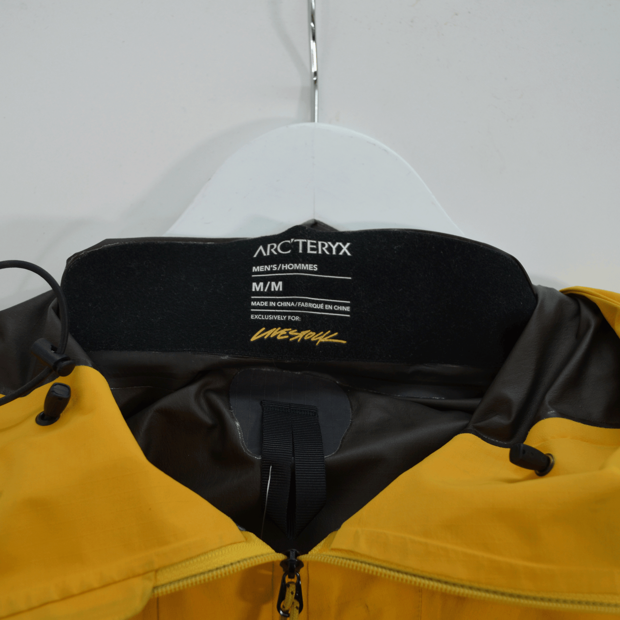 LIVESTOCK X ARCTERYX SMU - ALPHA SL ANORAK / MEDIUM