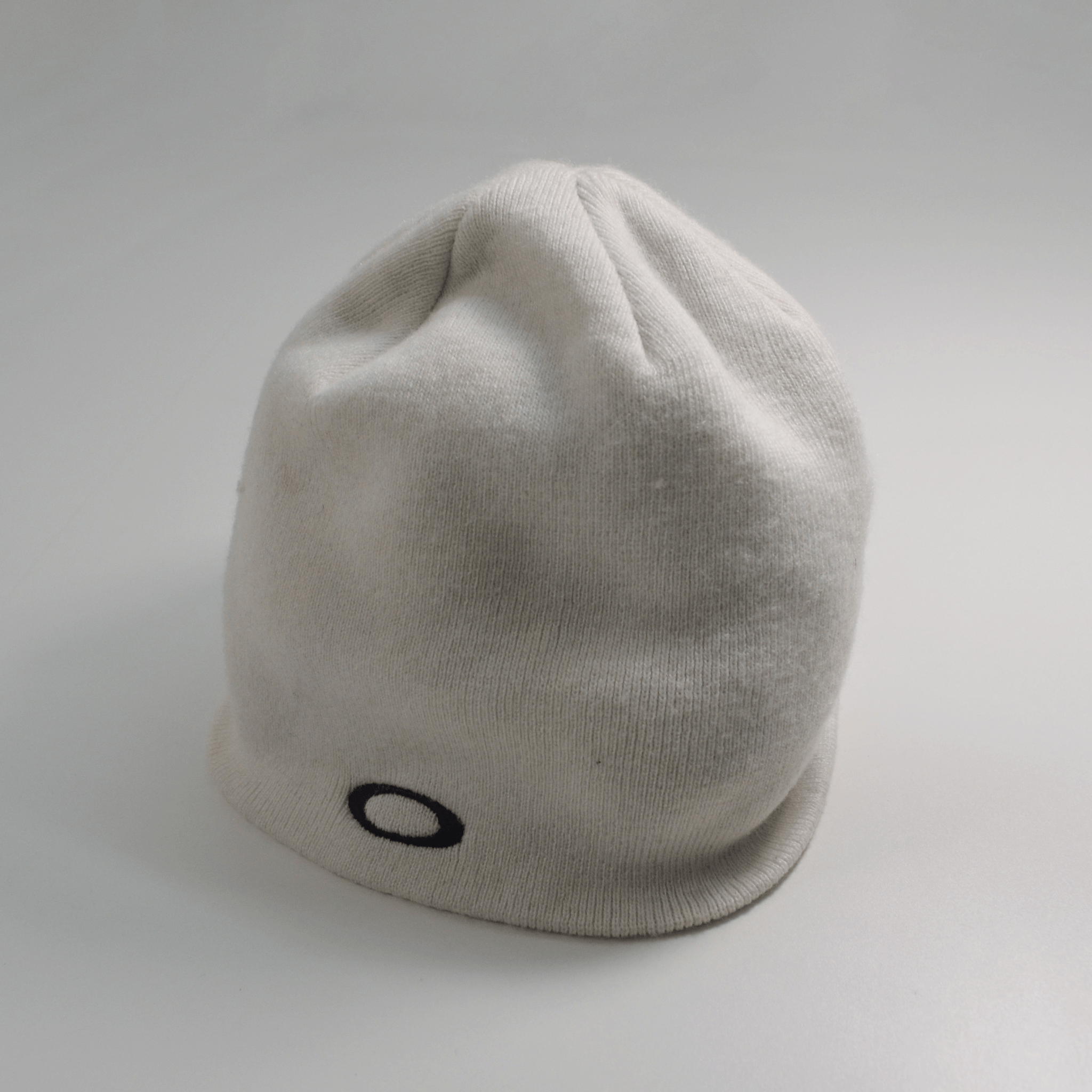 WHITE OAKLEY LOGO BEANIE / OS