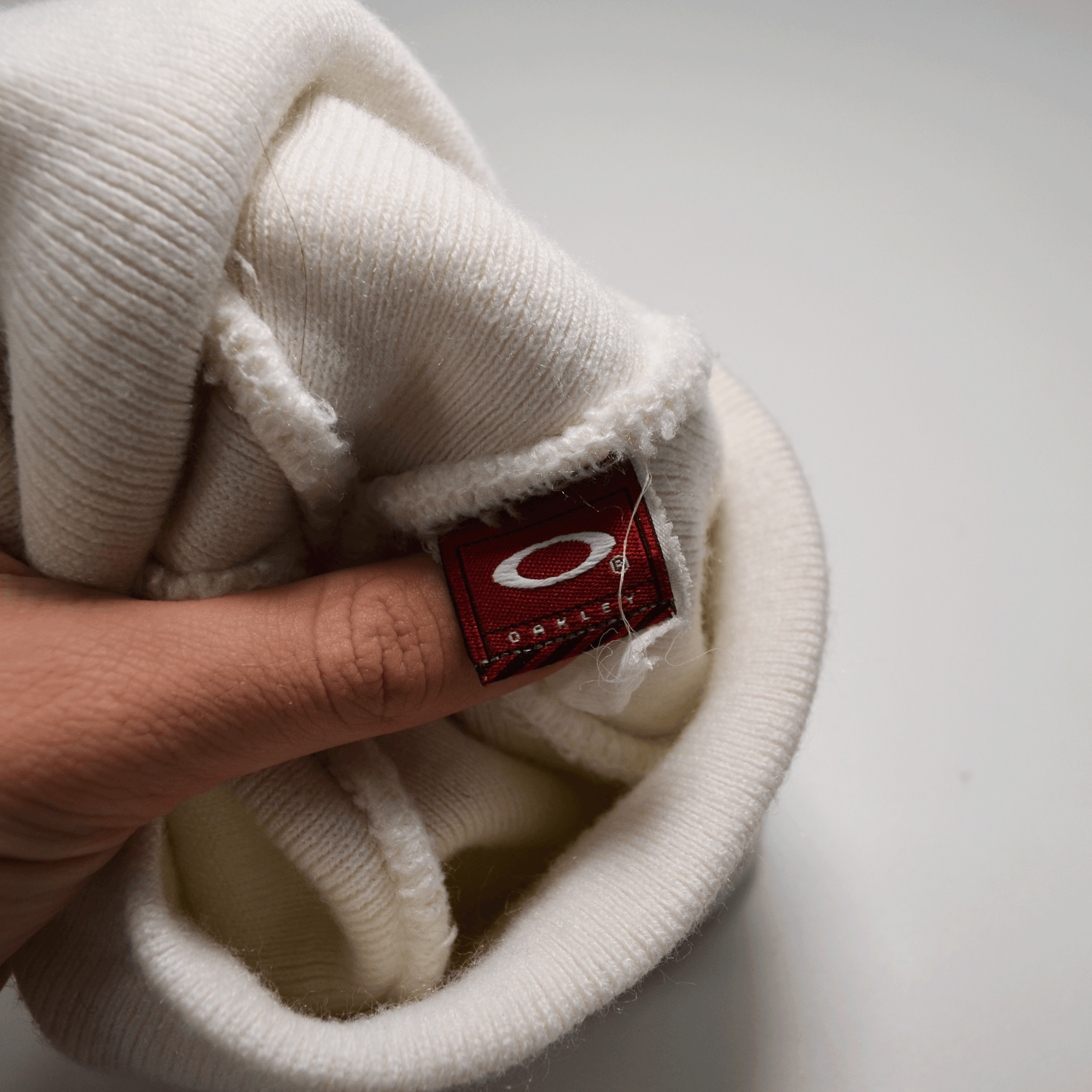 WHITE OAKLEY LOGO BEANIE / OS