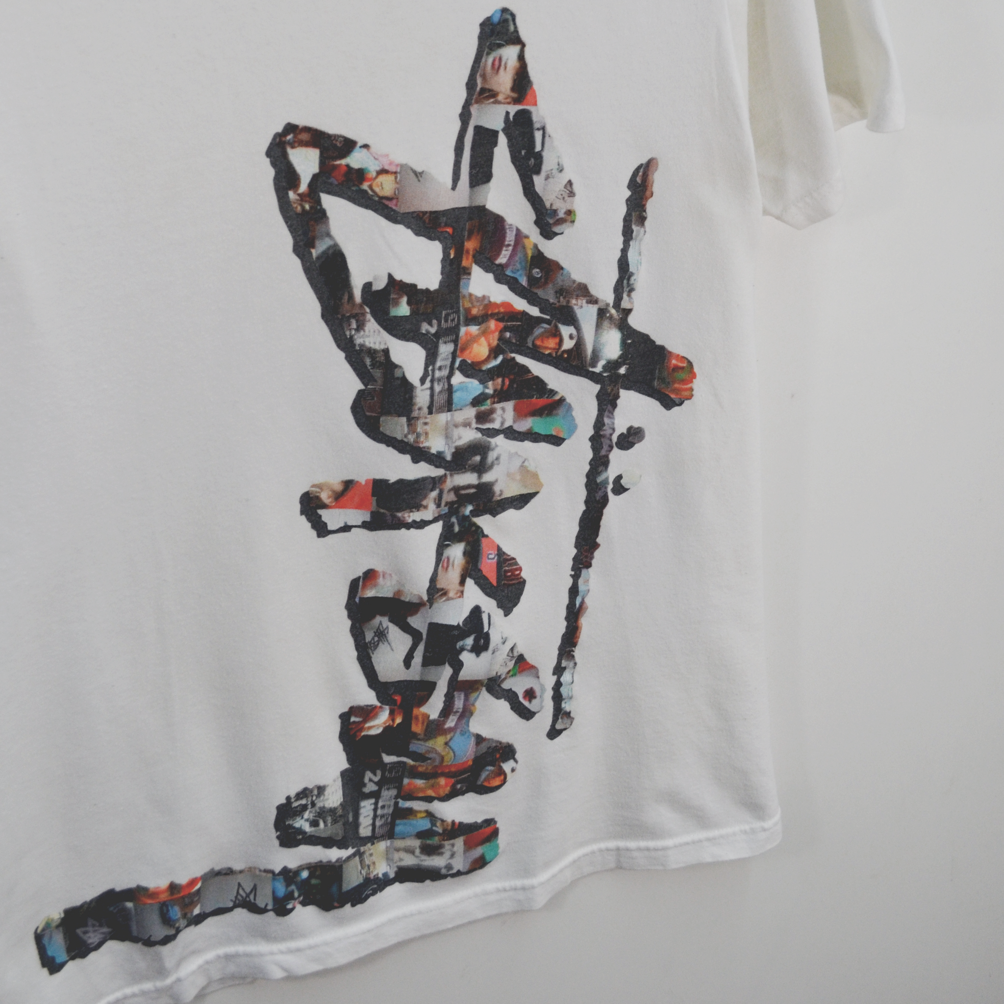 STUSSY VERTICAL LOGO TEE / SMALL