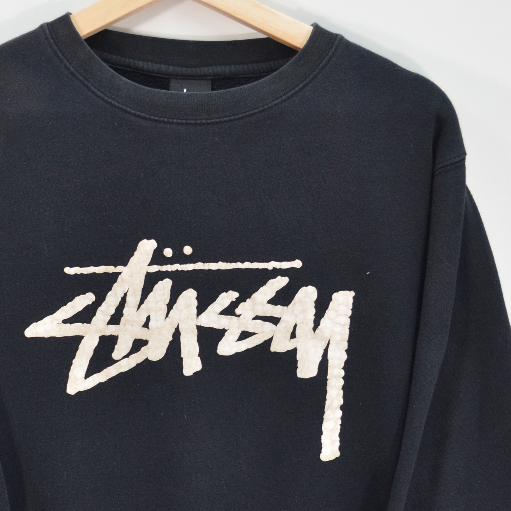 STUSSY SNAKESKIN LOGO CREWNECK / MEDIUM