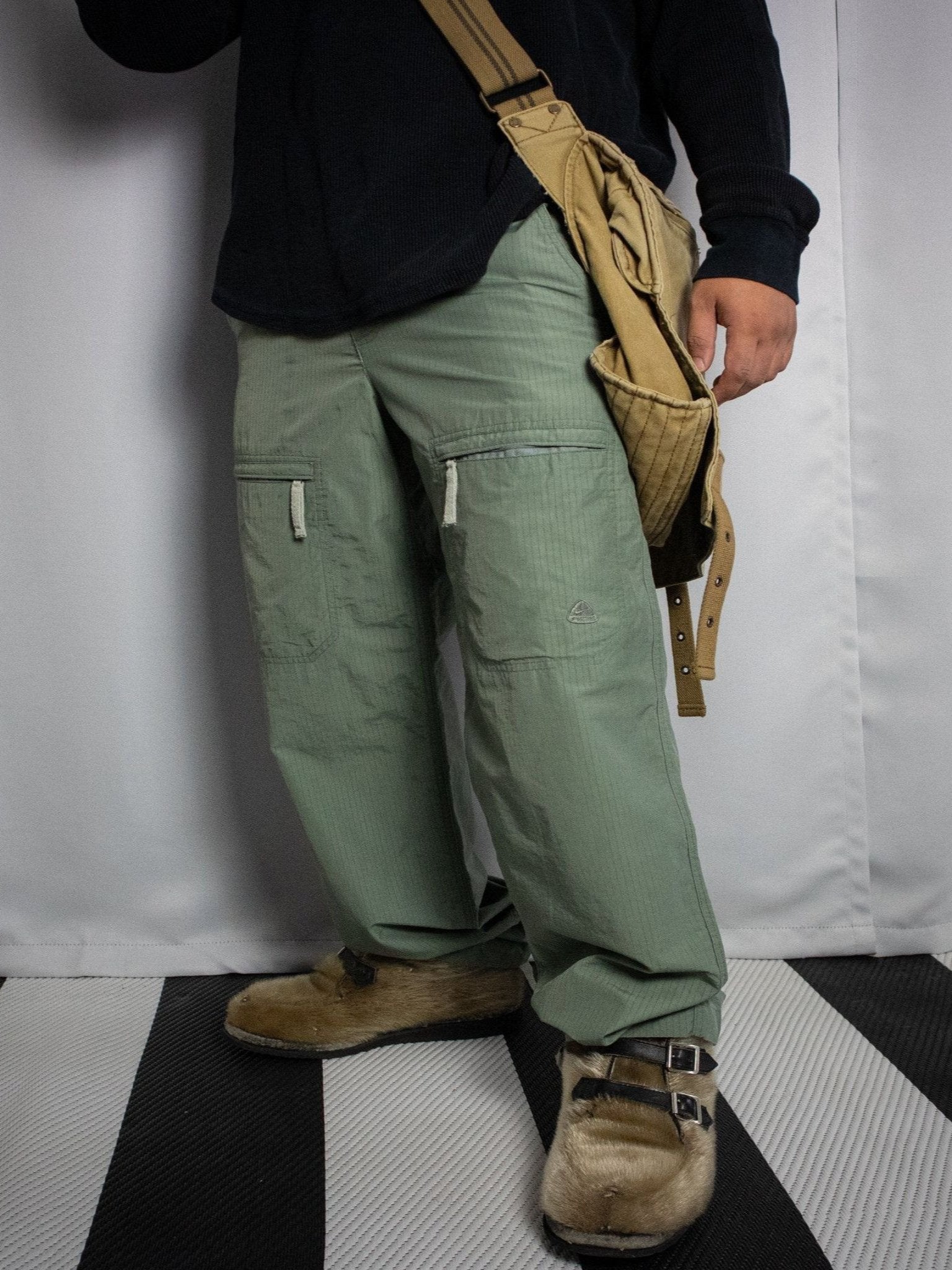 NIKE ACG RELAXED FIT NYLON MIX CARGO PANTS / 34x30